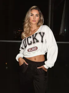 Camiseta corta de mujer con hombros descubiertos e impreso Lucky en estilo blanco.