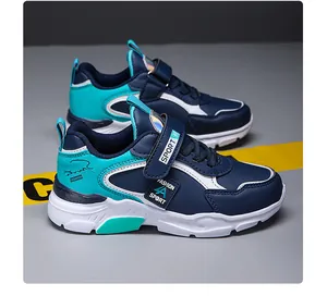 Vue latérale de baskets de sport respirantes pour garçons en bleu marine et turquoise