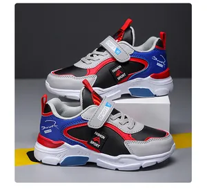 Détail de baskets respirantes pour garçons avec un design en patchwork bleu et rouge