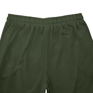 Detalle de la cintura elástica de joggers para hombre oversize verde oliva