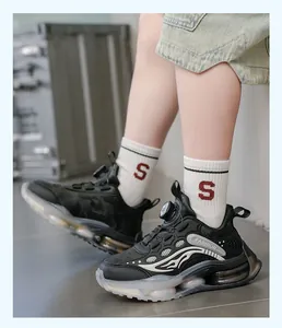 Détails de baskets noires pour garçons avec des motifs de flammes et des semelles épaisses