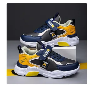 Gros plan détaillé de chaussures de sport respirantes pour garçons en bleu marine et jaune