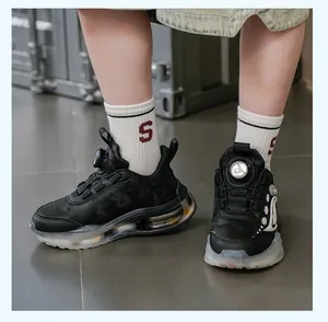 Gros plan de baskets noires pour garçons avec boucle rotative et semelle en gel