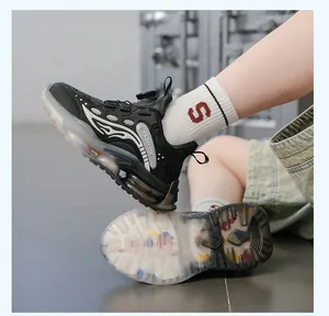 Vue détaillée des chaussures de sport noires pour garçons montrant le motif et la semelle