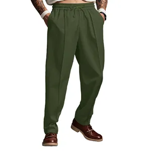 Vista detallada de los joggers informales verde oliva para hombre con cordón ajustable