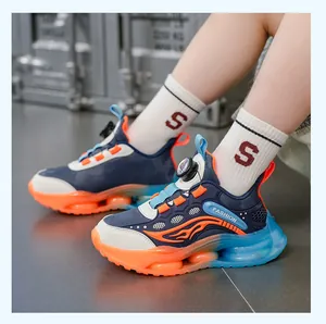 Gros plan sur les baskets pour enfants avec dégradé bleu-orange et boucle rotative.