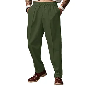 Detalle de pantalones casuales oversize verde oliva para hombre con cintura elástica.