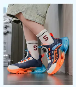 Gros plan de baskets bleu marine pour garçons avec semelles dégradées orange et bleu