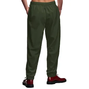 Detalles de la vista posterior del pantalón de chándal ligero oversize para hombre