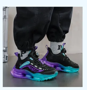 Vue de profil de baskets pour garçons avec semelle dégradée violette et boucle rotative
