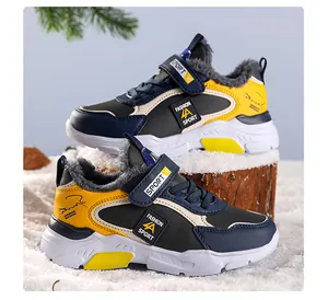 Chaussures de sport d'hiver pour garçons avec doublure polaire et velcro réglable.