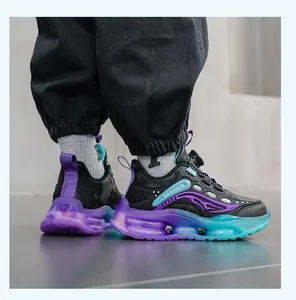 Détail des baskets pour garçons avec semelle dégradée violette et motif de flammes.