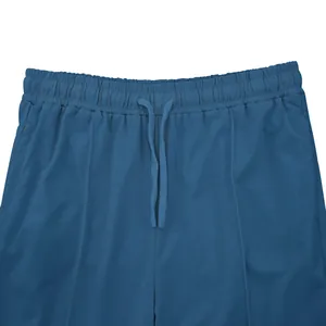 Primer plano detallado de la cintura elástica y el cordón de los pantalones azules joggers