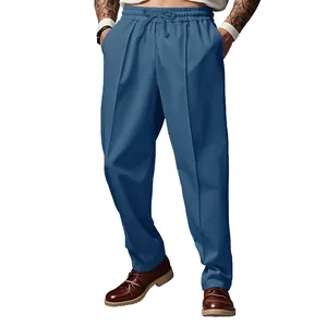 Vista detallada de los pantalones casuales azules oversize para hombre con cordón