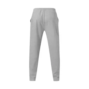 Vista trasera detallada de pantalones de jogging grises para hombre en tela ligera