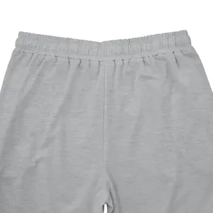 Detalle de los pantalones de chándal grises oversize para hombre con cintura elástica