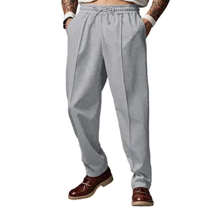 Vista detallada de pantalones de chándal grises oversize para hombre con cordón ajustable