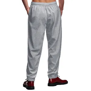 Vista trasera de los pantalones de chándal grises holgados para hombre con cintura elástica.