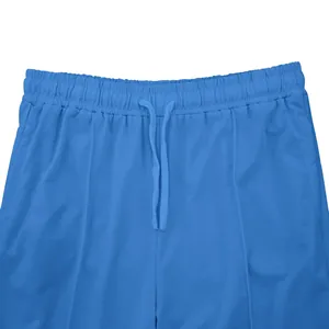 Primer plano de la cintura elástica y el cordón de los pantalones de chándal azules