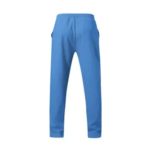 Vista trasera de pantalones deportivos azul claro para hombre con cintura elástica.