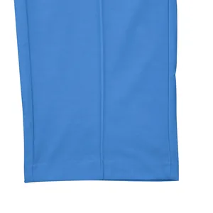 Detalle del dobladillo del pantalón azul con costuras y textura de tela suave