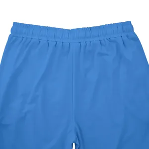 Primer plano detallado de la cintura elástica de los pantalones de chándal azules oversize hombre