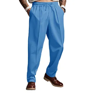Detalle de pantalones casuales oversize para hombre en color azul claro con cordón