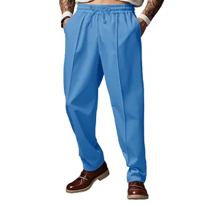 Detalle de pantalones casuales plisados azul brillante para hombre con cintura de cordón