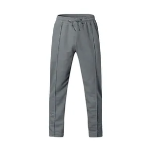 Vista detallada de los pantalones joggers grises oversize con cordón y costuras decorativas