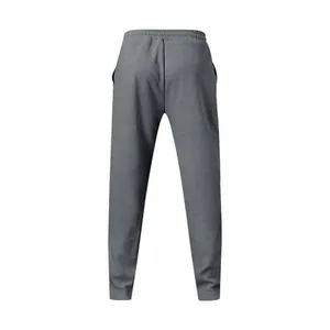 Vista trasera detallada de pantalones deportivos grises oversize para hombre, ajuste holgado