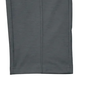 Primer plano de costuras de calidad y textura de tela en jogger gris para hombres