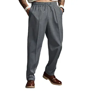 Detalle del pantalón de chándal gris oversize para hombre con cintura elástica y cordón ajustable.