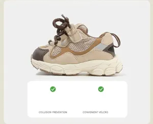 Detalle de zapatillas de malla para niños con puntera anticolisión y velcro