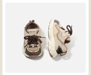 Vista detallada de zapatillas beige y marrón para niños pequeños con malla y suelas gruesas