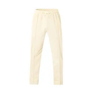 Vista frontal de los pantalones deportivos oversize para hombre en color crema con cordón