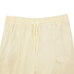 Detalle de jogger oversize crema para hombre con cintura elástica y cordón.