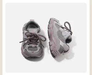 Vista detallada de zapatillas chunky moradas para niños pequeños con diseño malla