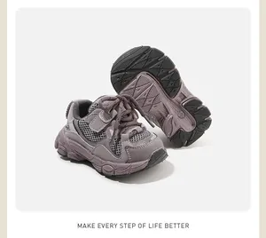 Primer plano de zapatilla morada infantil con malla transpirable y suela