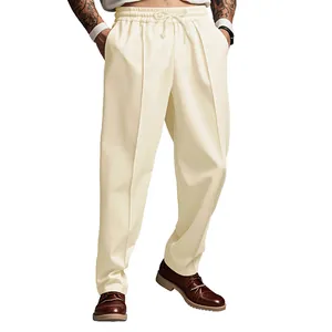 Primer plano de pantalones casuales crema para hombre con cintura elástica ajustable.