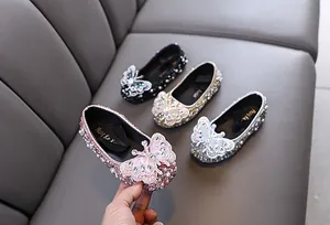 Detail der Prinzessinnen-Schuhe für Mädchen mit Schmetterling und Strass in verschiedenen Farben