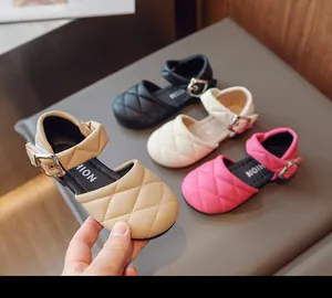 Dettaglio scarpe Mary Jane in pelle trapuntata per bambina in quattro colori vivaci