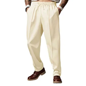Detalle de pantalones casuales oversize para hombre en color crema con cordón y costuras
