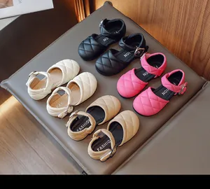 Esposizione di scarpe da principessa trapuntate per bambine in quattro colori primaverili.