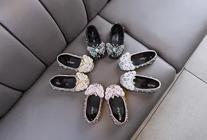 Detaillierte Draufsicht auf Mädchen Prinzessin Schuhe mit Schmetterling und Strasssteinen