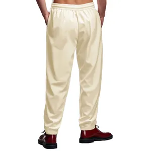 Vista trasera de pantalones jogger oversize crema para hombre, con ajuste holgado