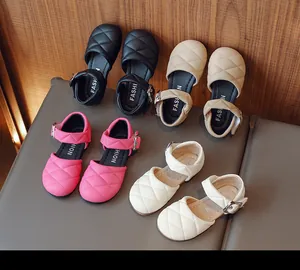 Collezione di sandali Mary Jane trapuntati da bambina in nero, rosa, bianco e beige