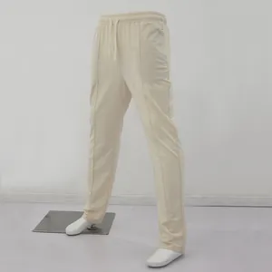 Detalle de los joggers beige oversize para hombre con cordón en la cintura y costura frontal