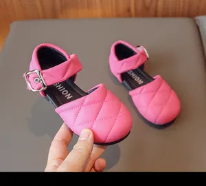 Dettaglio delle scarpe Mary Jane rosa trapuntate per bambina con fibbia argento