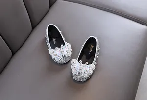 Detailansicht silberne Glitzer-Prinzessinnenschuhe für Mädchen mit Schmetterling