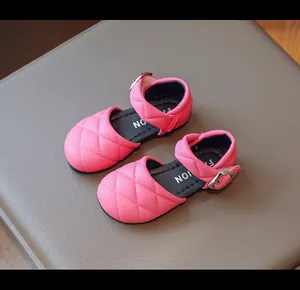 Dettaglio scarpe trapuntate rosa per bambine con fibbia e suola interna alla moda
